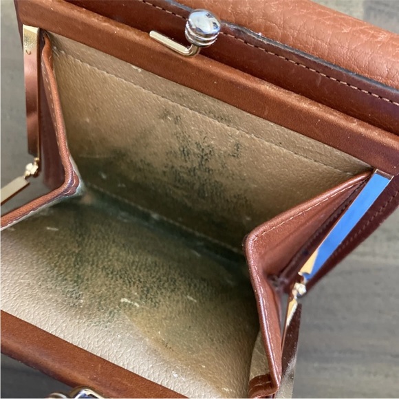 Dooney & Bourke Vintage Leather Taupe British Tan Card Wallet Kiss Lock - Picture 2 of 7